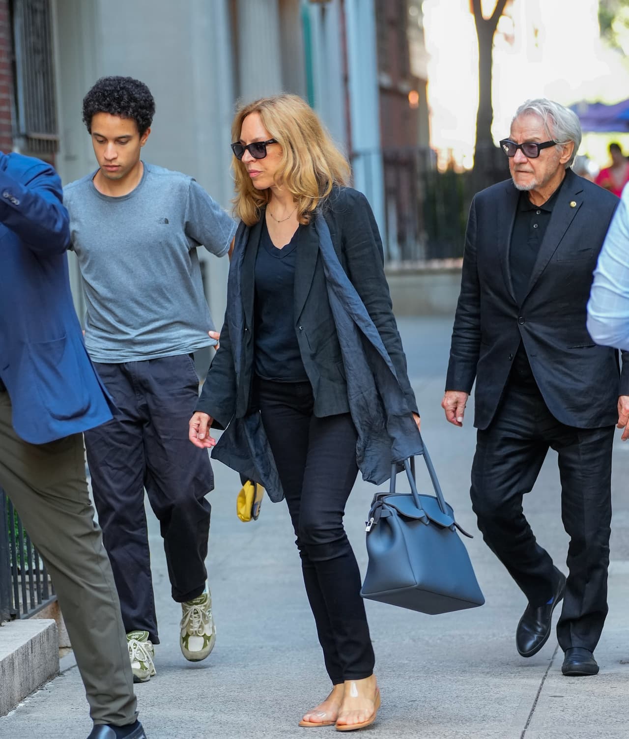 Mientras sus acompañantes vestían ropa en colores oscuros.
<br>