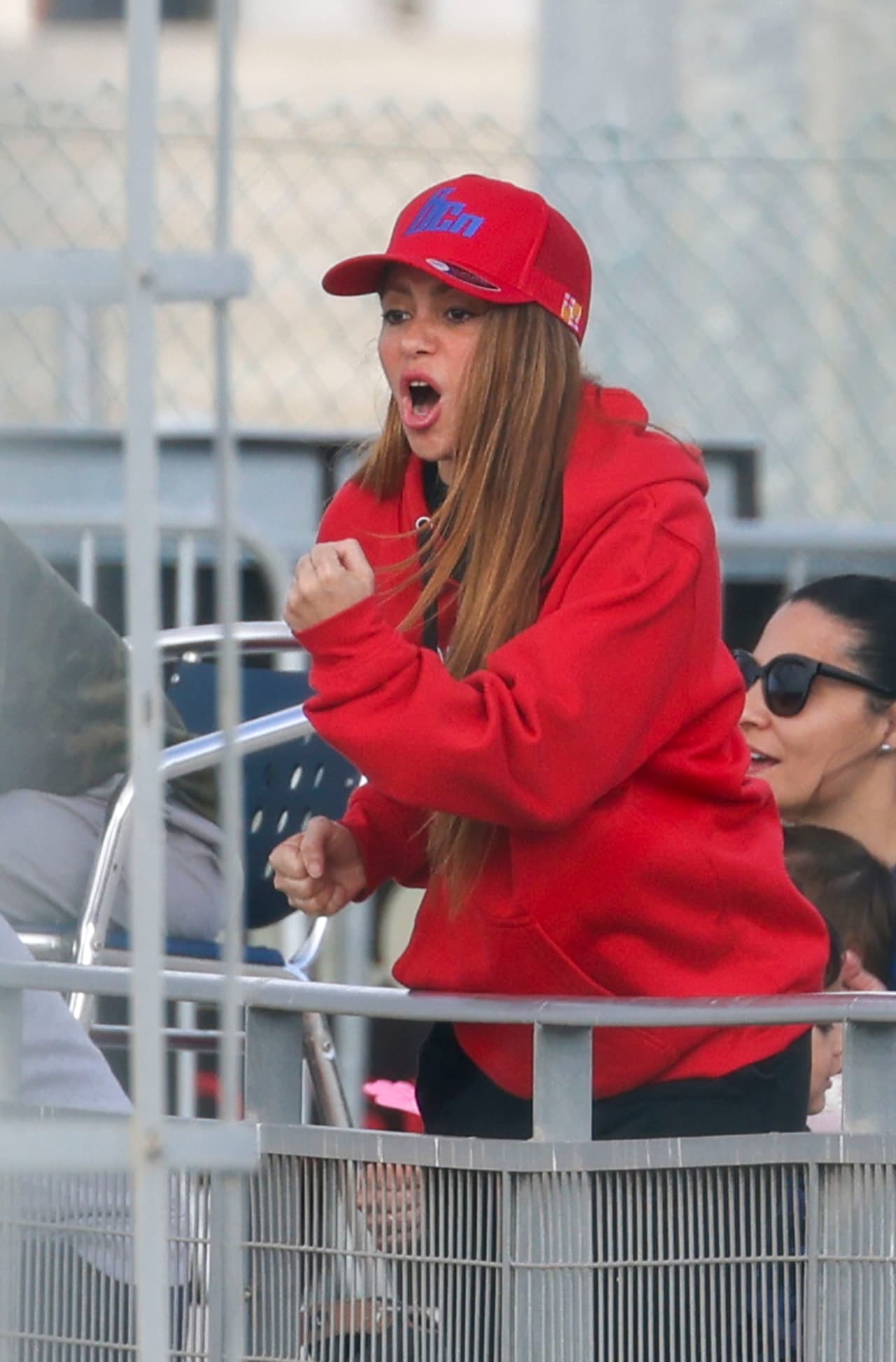 La colombiana saltó, bailó, sacó fotos del juego y animó a más no poder a Milan y al equipo ante la inminente partida de ella y sus retoños a Miami. 
<br>