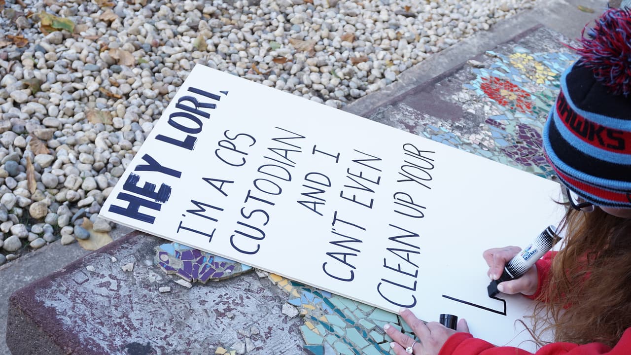 Natali Kerrigan elabora una pancarta para la manifestación.