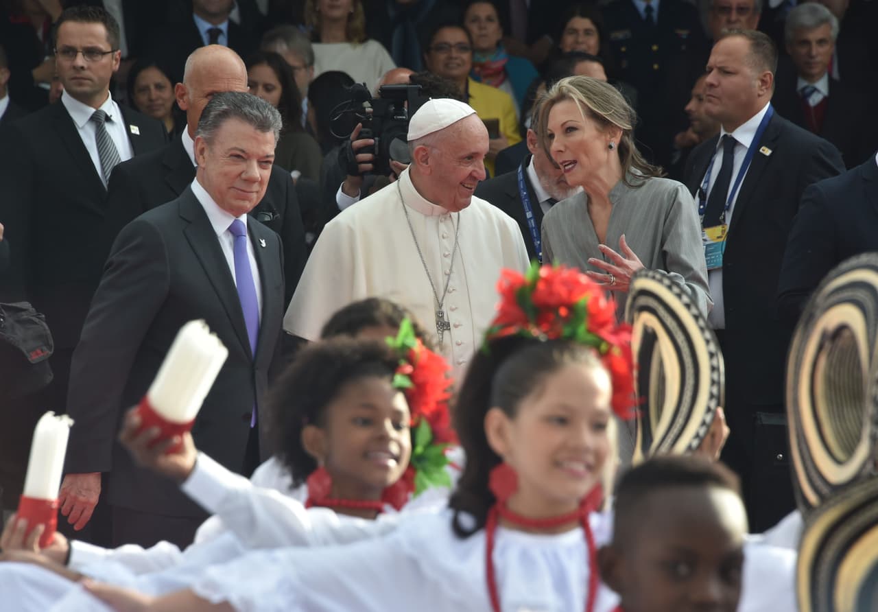 El sumo pontífice conversa con la primera dama de Colombia María Clemencia Rodríguez. Aunque la Iglesia católica y el gobierno de Juan Manuel Santos insisten en que la visita del Papa será evangélica y no política, el pontífice no ha dudado en pronunciarse en torno al conflicto colombiano en los últimos años.