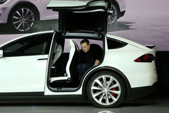 Además de sus excelentes resultados frente a las pruebas de impacto y vuelco, gracias a la falta de un motor de gasolina en el frente y a una batería de gran peso, cuenta con dos sistemas de seguridad activa.