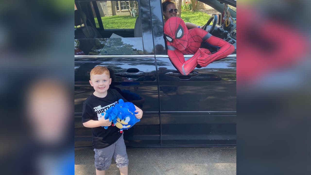 Carson cumplió 5 años y recibió una sorpresa especial a pesar de la cuarentena que vivimos por la pandemia del
<a href="https://www.univision.com/temas/coronavirus">coronavirus</a>.