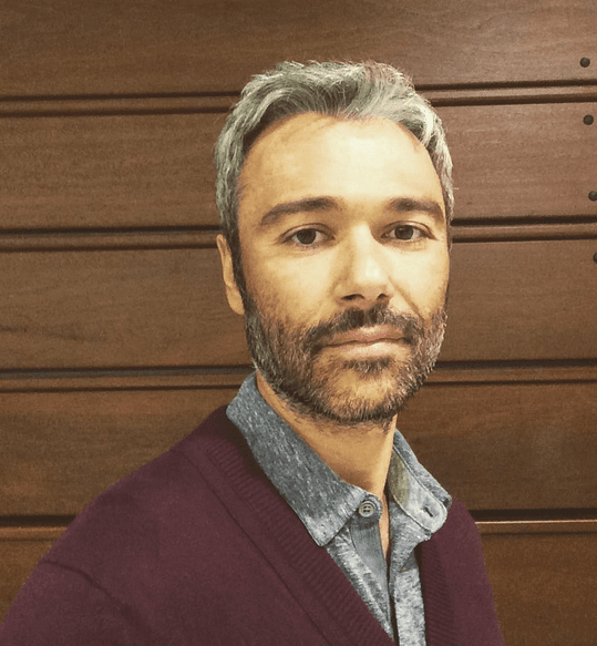 Así es como se ve fuera de los foros. Ángelo no siempre tuvo en mente ser actor, primero estudió música y después incursionó en la actuación.