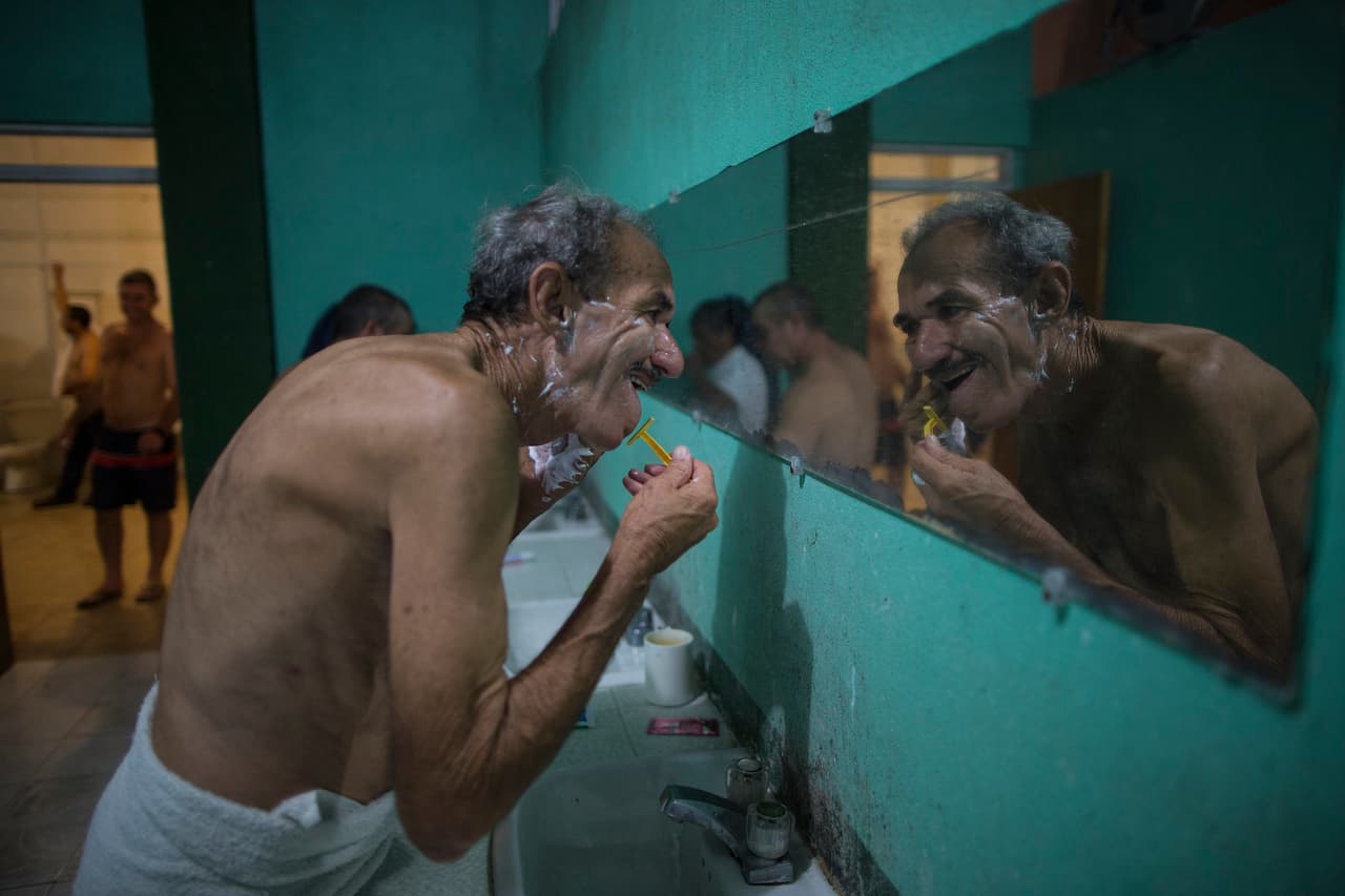 Un hombre de nacionalidad cubana se acicala dentro del refugio 'Casa del Migrante' en Nuevo Laredo, Tamaulipas, México; ciudad colindante con Laredo, Texas, EEUU. Desde que el presidente Barack Obama a finales de su mandato puso fin a la llamada política de "Pies secos, pies mojados”, que daba a los cubanos un camino privilegiado hacia los EEUU, algunos cubanos se han quedado en la zona. 25 de marzo de 2017.