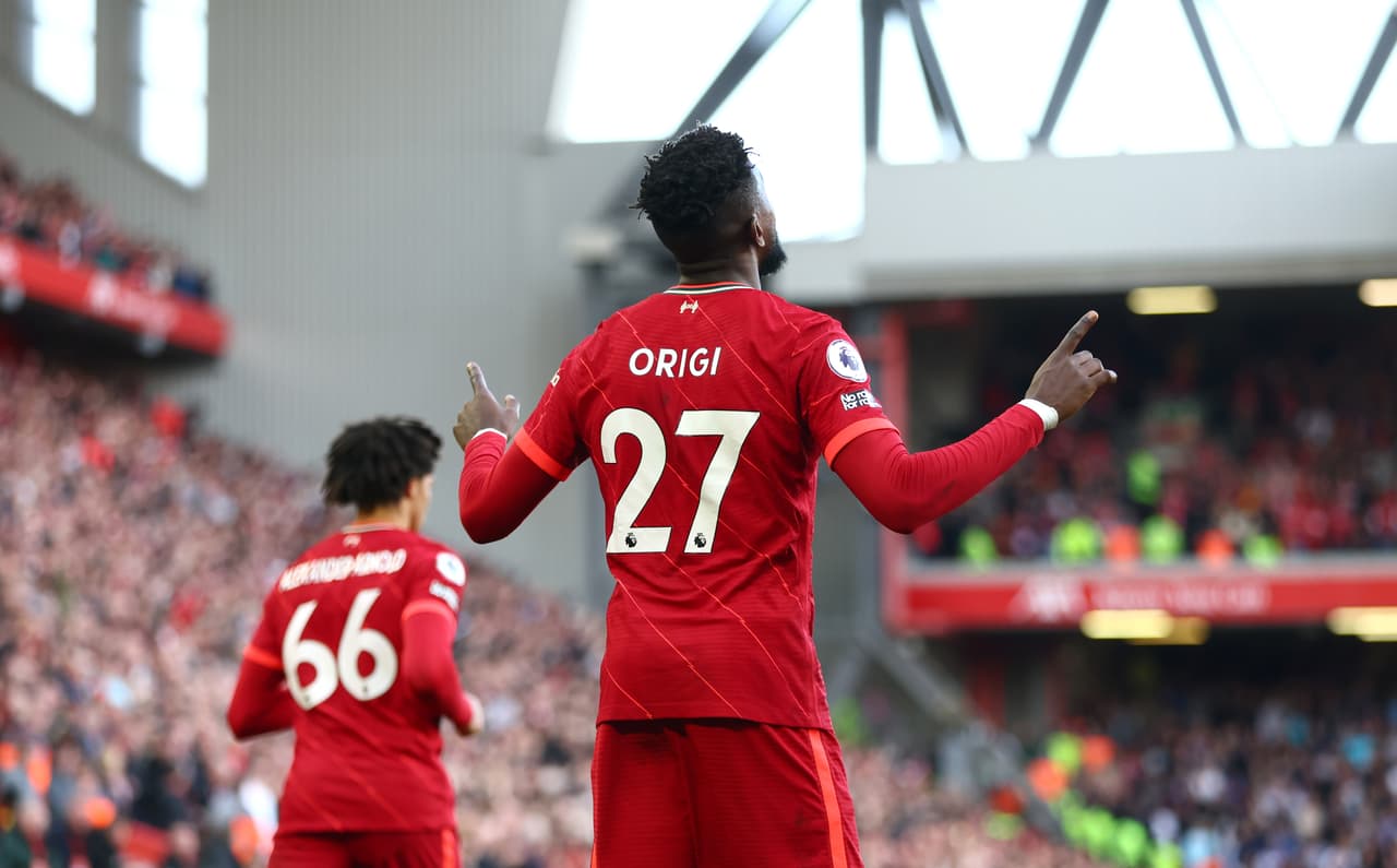 Liverpool derrotó al Everton gracias a los goles de Andrew Robertson y Divock Origi.