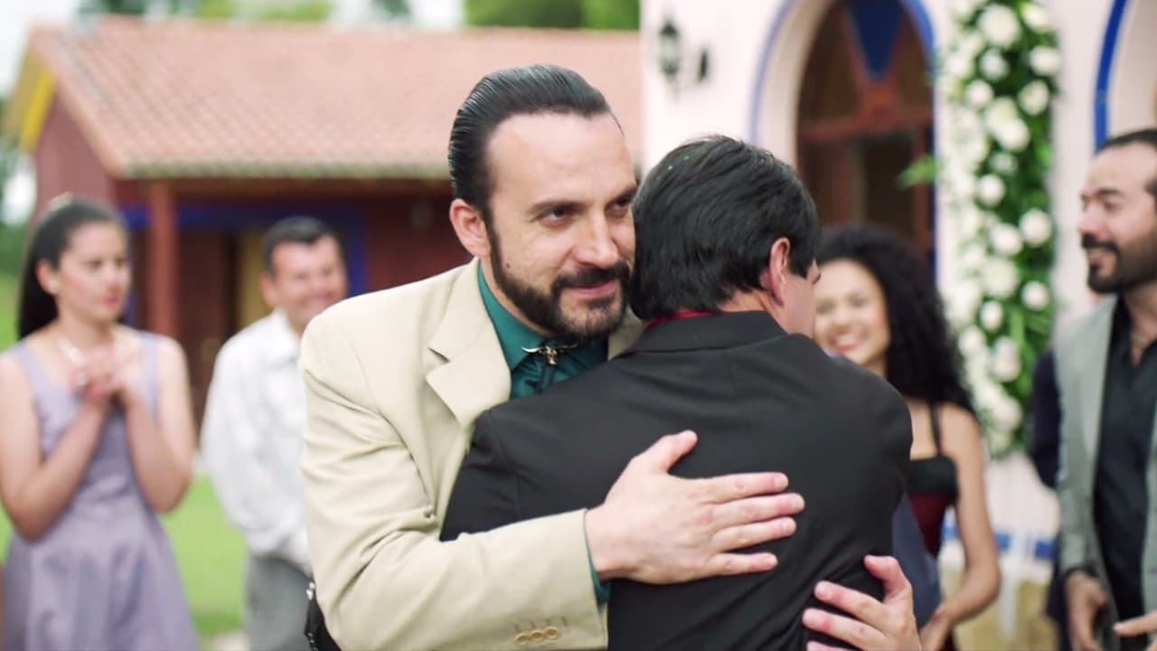 The lord from Sinaloa was congratulated by his partners. He threw a big party to celebrate the union.