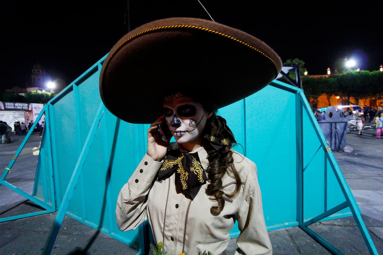 Artistas como Frida Kahlo también plasmaron en sus obras a figuras de la catrina.