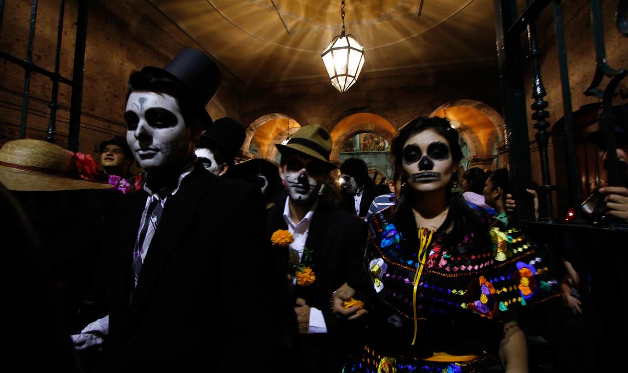 "La muerte es democrática, ya que a fin de cuentas, güera, morena, rica o pobre, toda la gente acaba siendo calavera", decía José Guadalupe Posada.