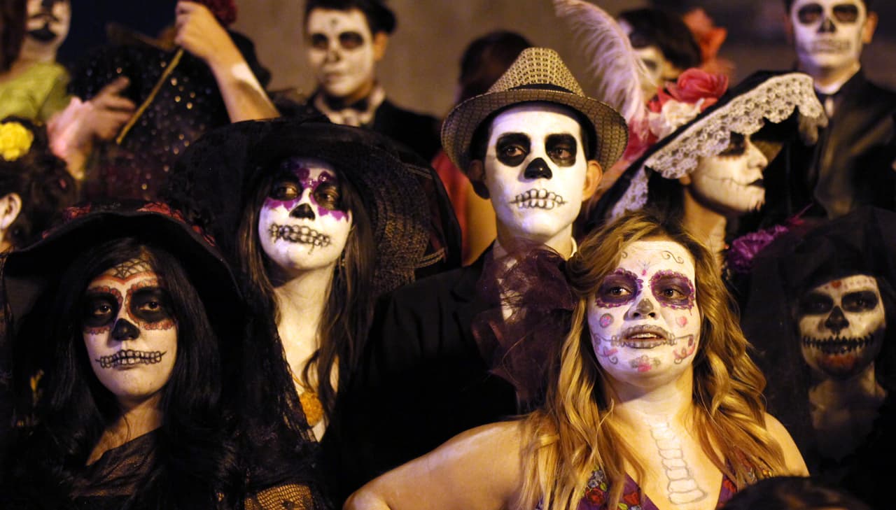 Sin embargo fue José Guadalupe Posada quien hizo la primer representación de una calavera con un sombrero como forma para criticar las situaciones sociales que se vivían en la época.