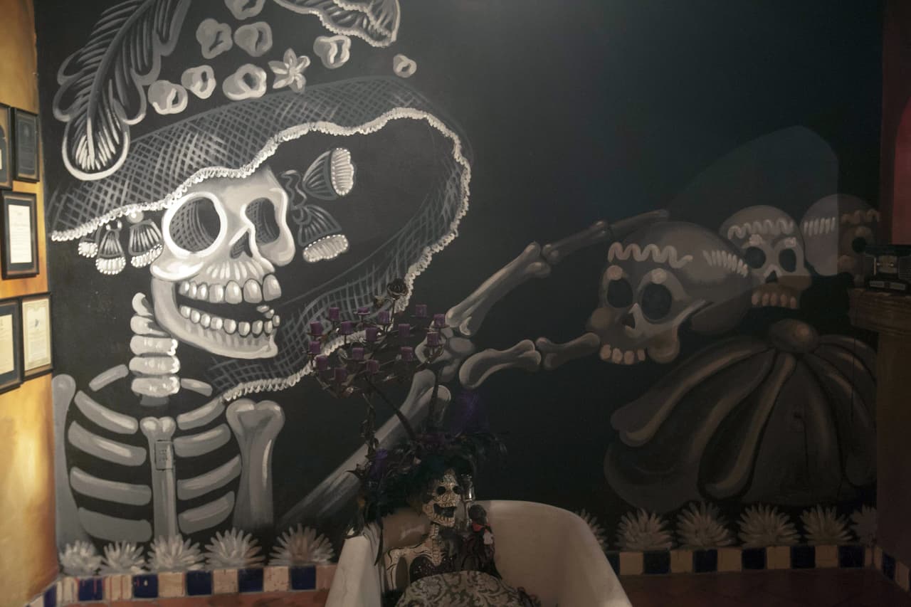 La Catrina, en principio llamada La Calavera Garbancera, fue una creación del grabador e ilustrador mexicano José Guadalupe Posadas presentada en un grabado en metal.