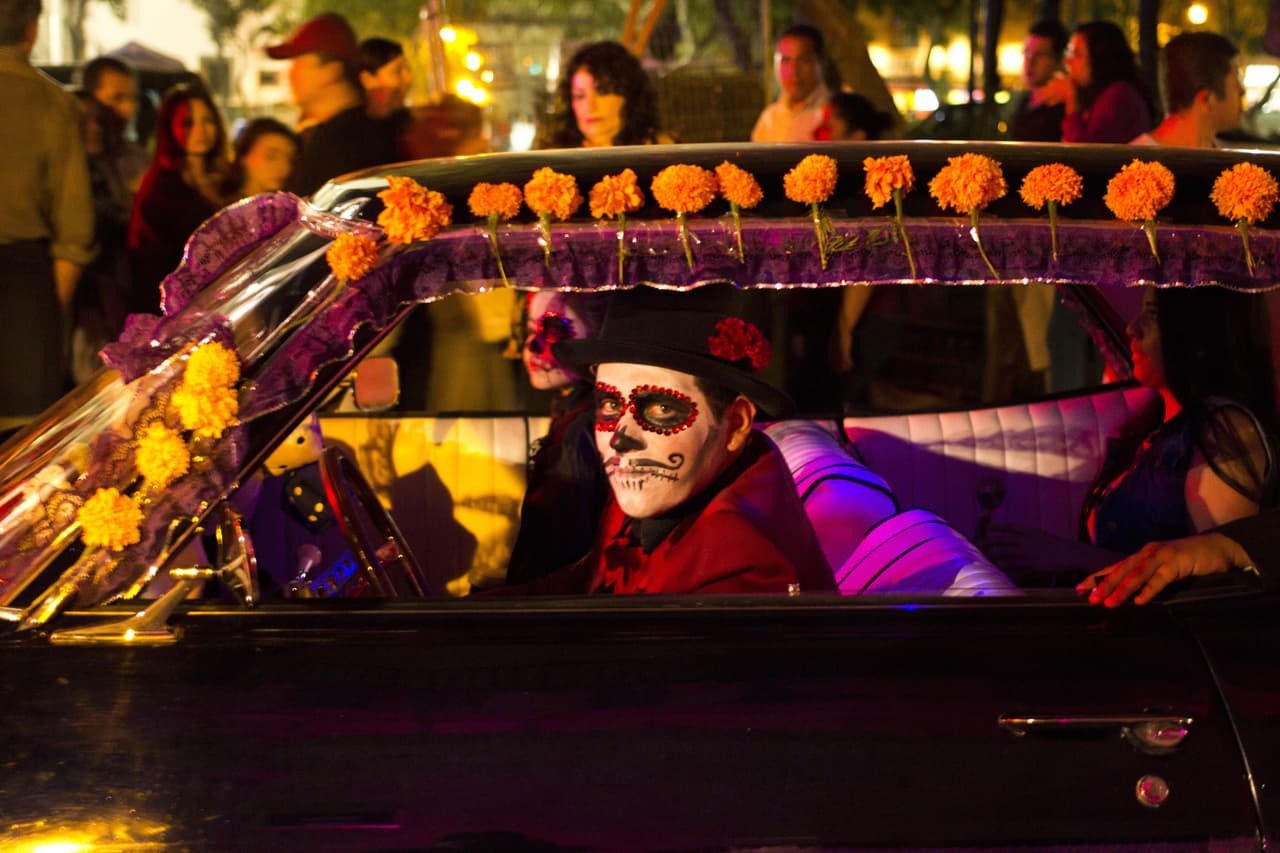 Fue el muralista Diego Rivera quien años después la bautizó como La Catrina y le colocó un elegante vestido.