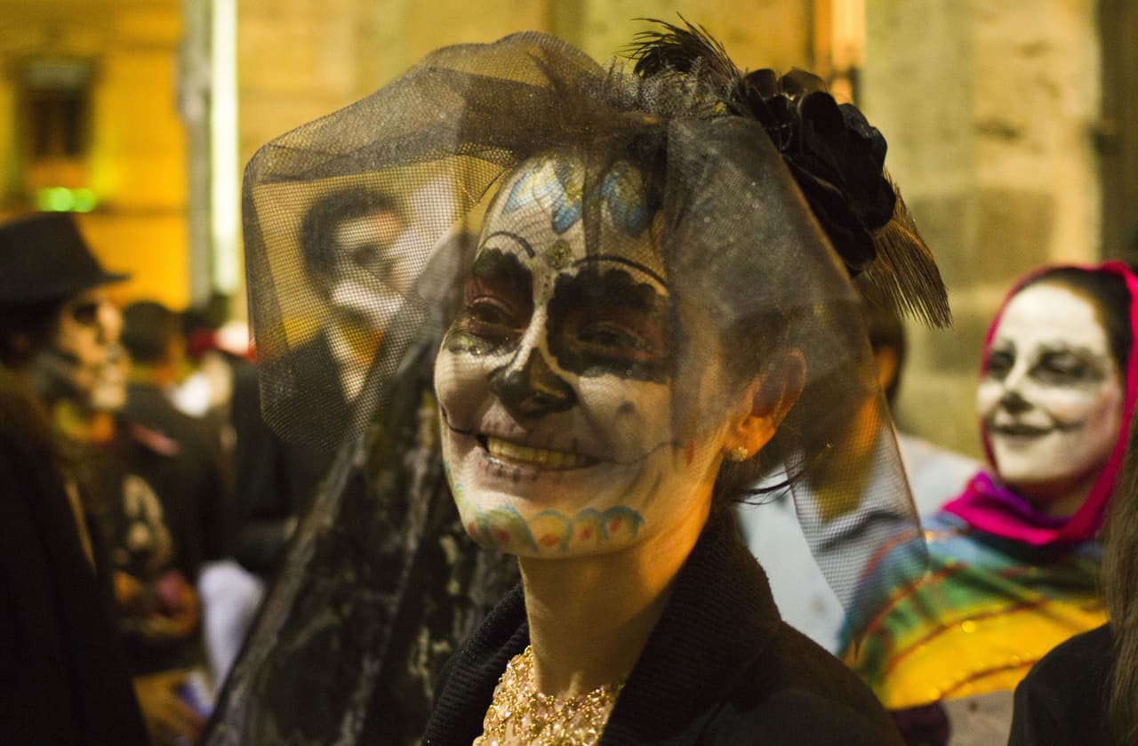 La Calavera Garbancera, el antecedente de La Catrina, representaba al pueblo, una dama con carácter desenfadado, muy entrona y festiva. Ésta no era usada exclusivamente para Día de muertos.