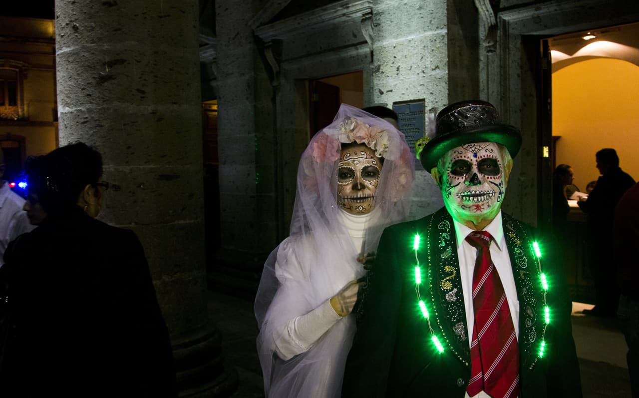 El caricaturista e ilustrador Posadas, quien colaboraba en diferentes medios, usaba dibujos de "calacas" para hacer críticas ante la desigualdad e injusticia que se vivía en México durante la época del porfiriato.