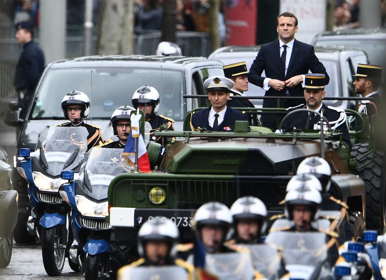 Emmanuel Macron desfila en un automóvil militar por la avenida de los Campos Elíseos de Paris en la conmemoración del Día de la Bastilla de 2017. Este paseo presidencial acompañando a las fuerzas militares por las calles de la capital se repite cada 14 de julio, como parte de la celebración de la fiesta nacional de Francia.