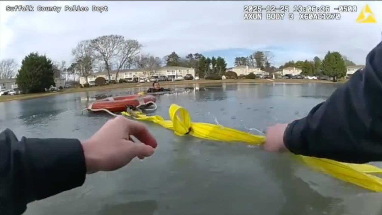 Policías salvan a niño de un estanque congelado en Long Island