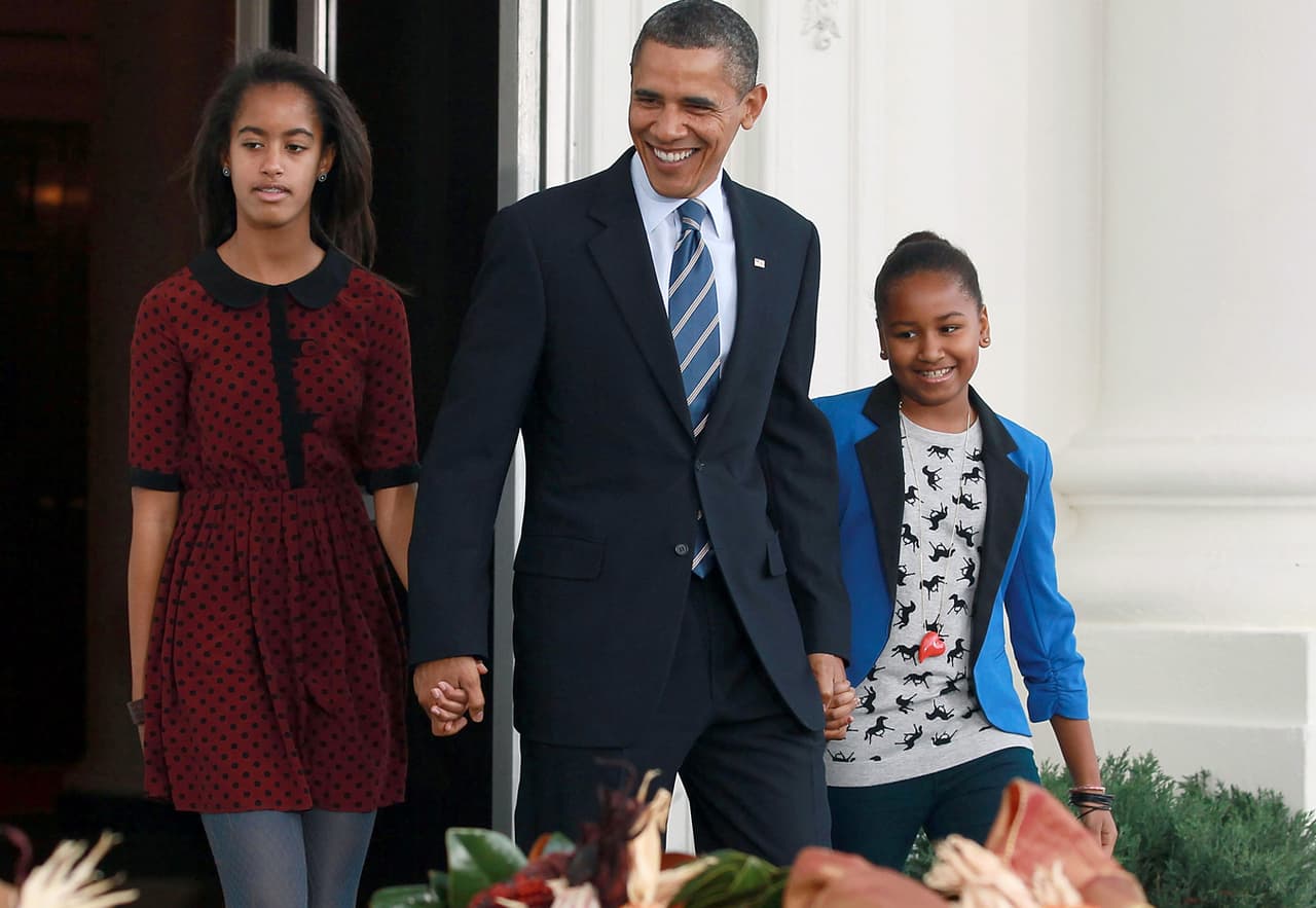 Malia y Sasha siempre acompañaron a su papá durante la celebración del perdón del pavo. Según la Casa Blanca esta tradición de Acción de Gracias la inició el Presidente Harry S. Truman.