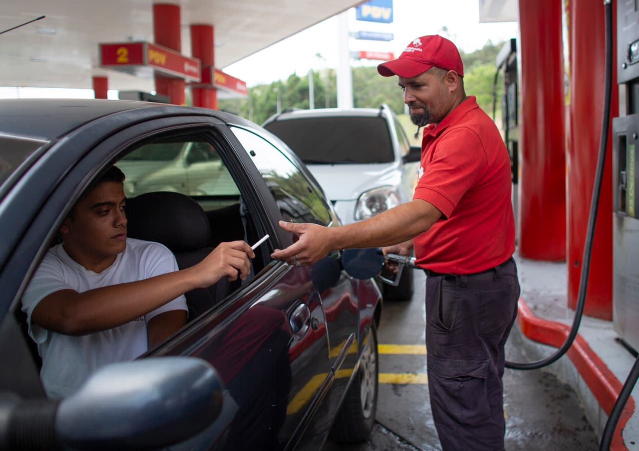 Un cigarrillo, lo que recibió de un cliente Leowaldo Sánchez, el empleado de una estación de gasolina en la capital venezolana. Los trueques en los surtidores se han extendido
<a href="https://www.univision.com/noticias/america-latina/que-se-compra-con-un-bolivar-la-hiperinflacion-de-venezuela-contada-por-sus-billetes">después de que la hiperinflación hizo que los billetes de la moneda venezolana, el bolívar, fueran difíciles de encontrar </a> y su valor tan diminuto que a veces no son recibidos en los comercios.