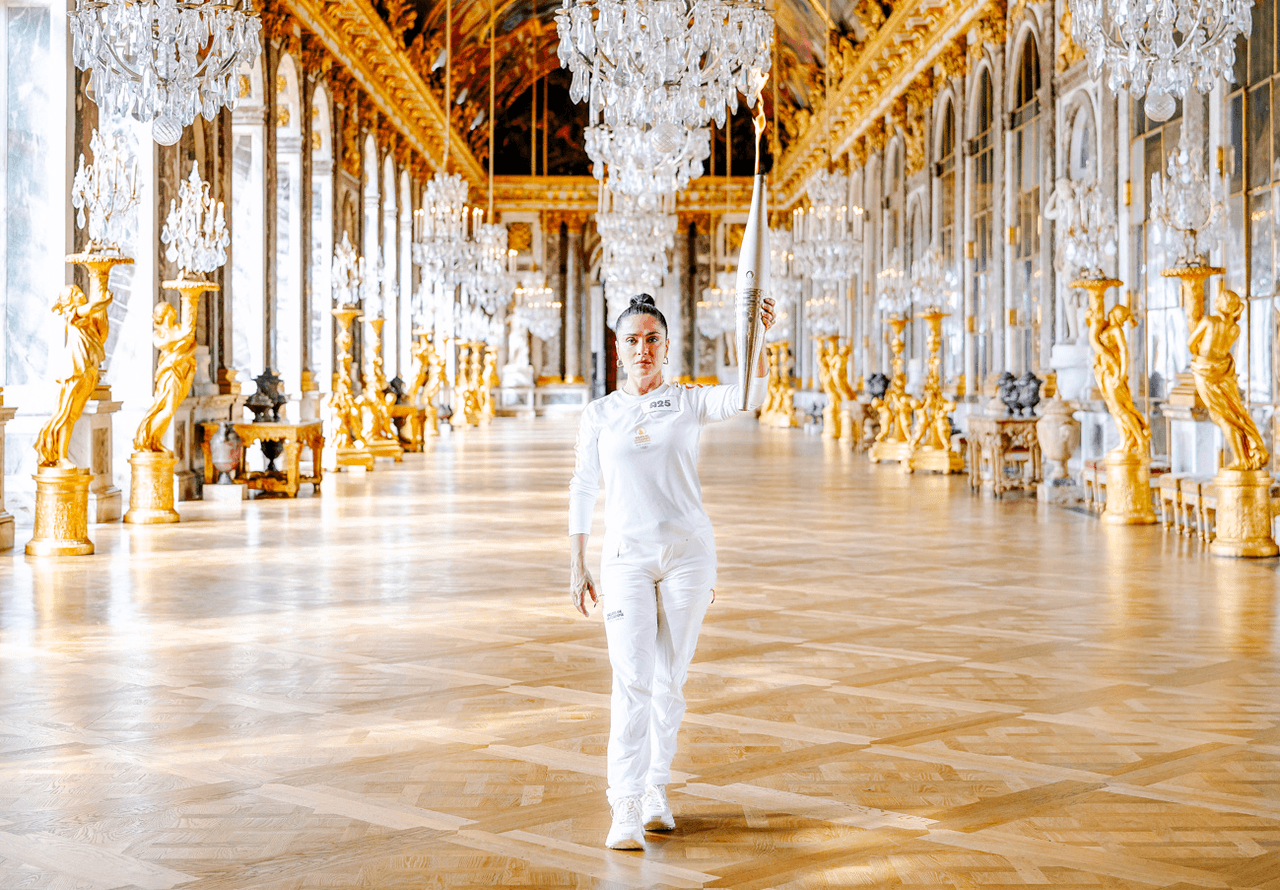 ¡Fuego latino! Salma Hayek porta la llama olímpica previo a Paris 2024