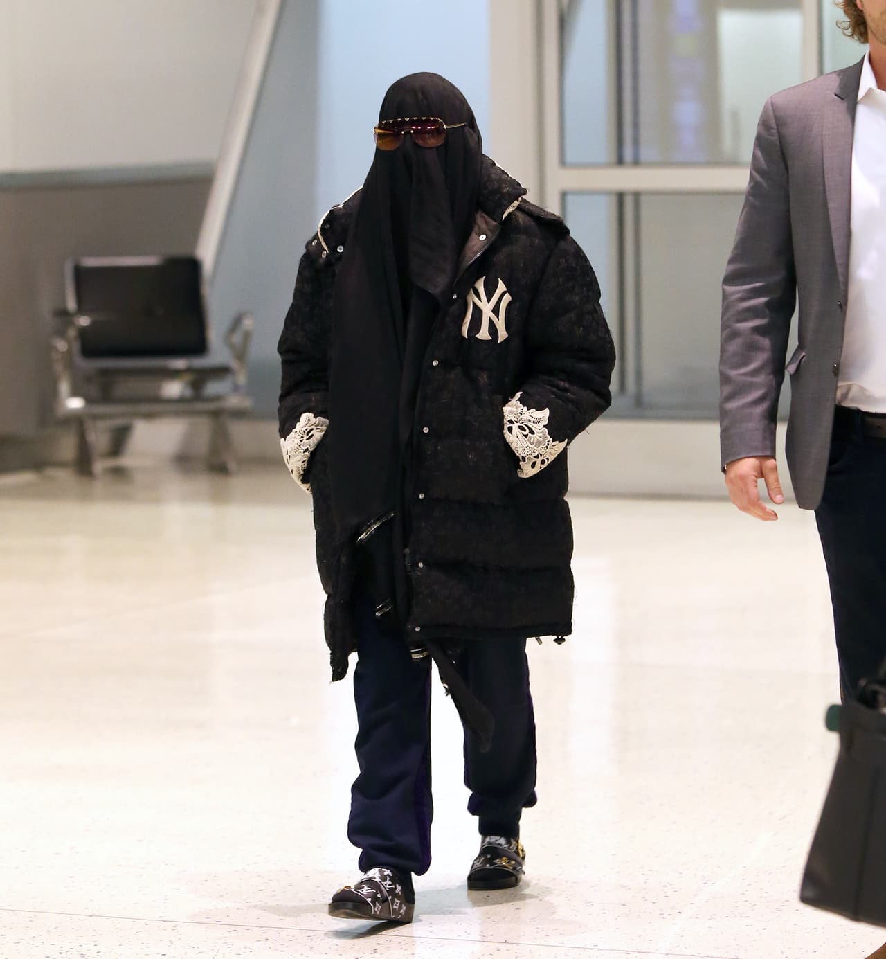 Y para completar su outfit de incógnito, vistió pantalones cómodos, sandalias de diseñador y calcetines negros.