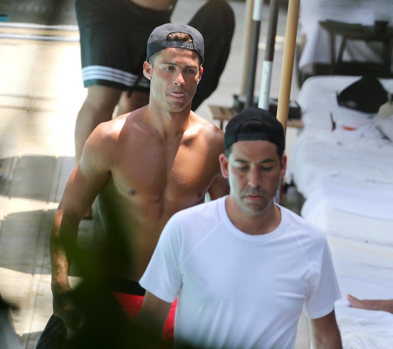 A este chico sí que le gusta cuidarse, pero esta vez no le atinó con su esmalte.