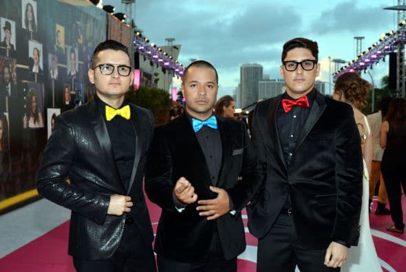 El grupo Treo también se solidarizó con su país Venezuela, de una manera muy creativa. Cada uno usó una corbatita de un color de la bandera venezolana.