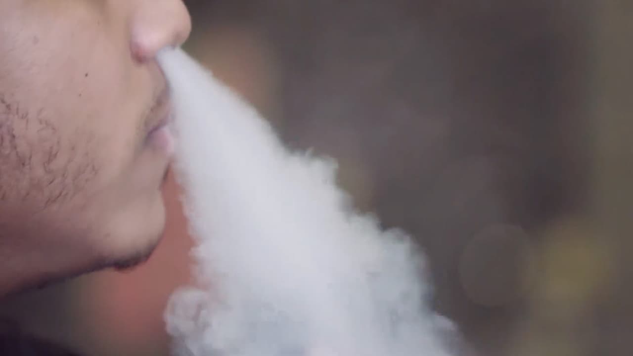 Condado Cook propone ordenanza para prohibir vapeadores y productos de nicotina con sabor