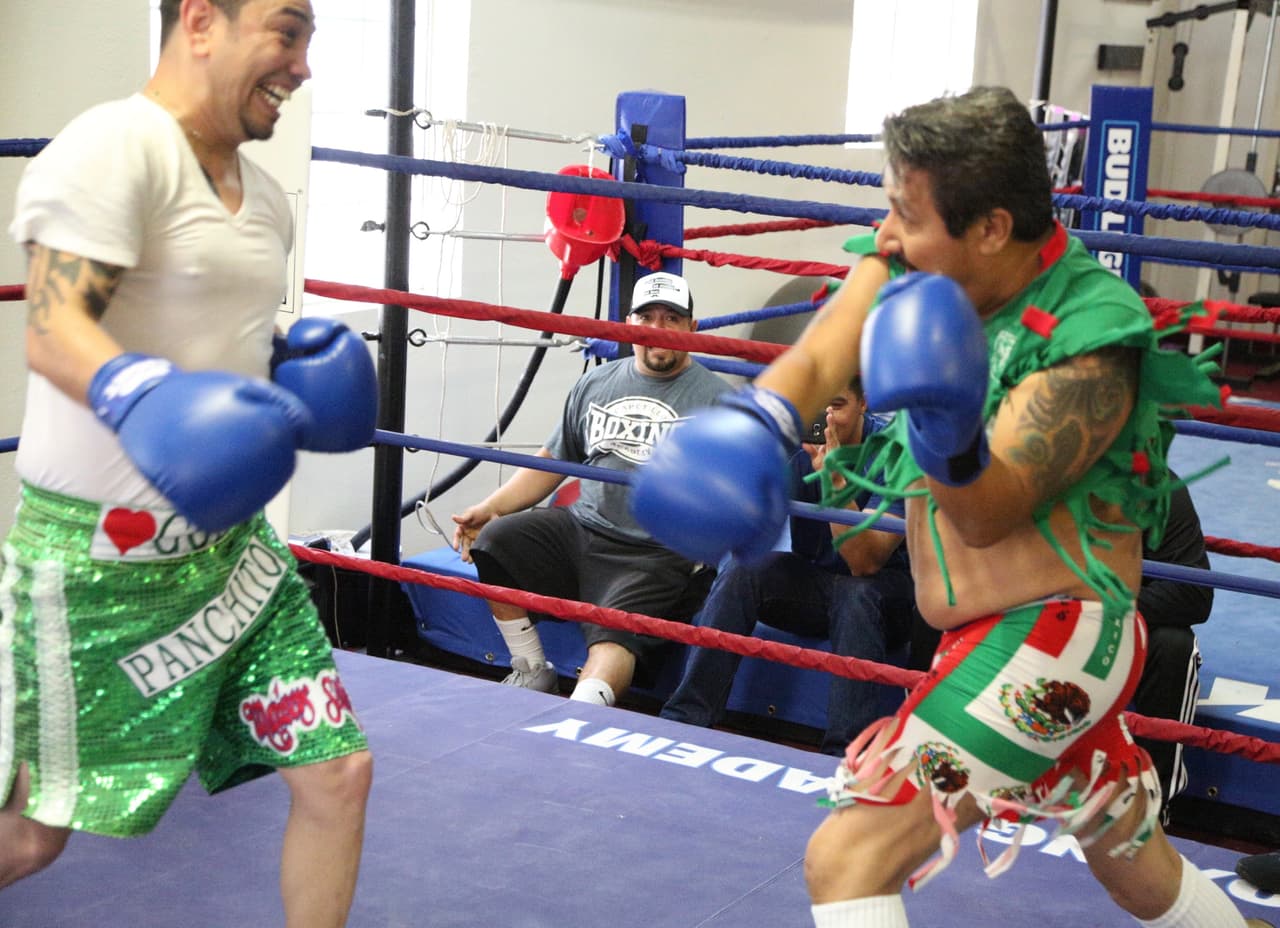 Así pagó la apuesta El Feo a Raúl 'El Pelón' después de la derrota de Julio César Chávez Jr.