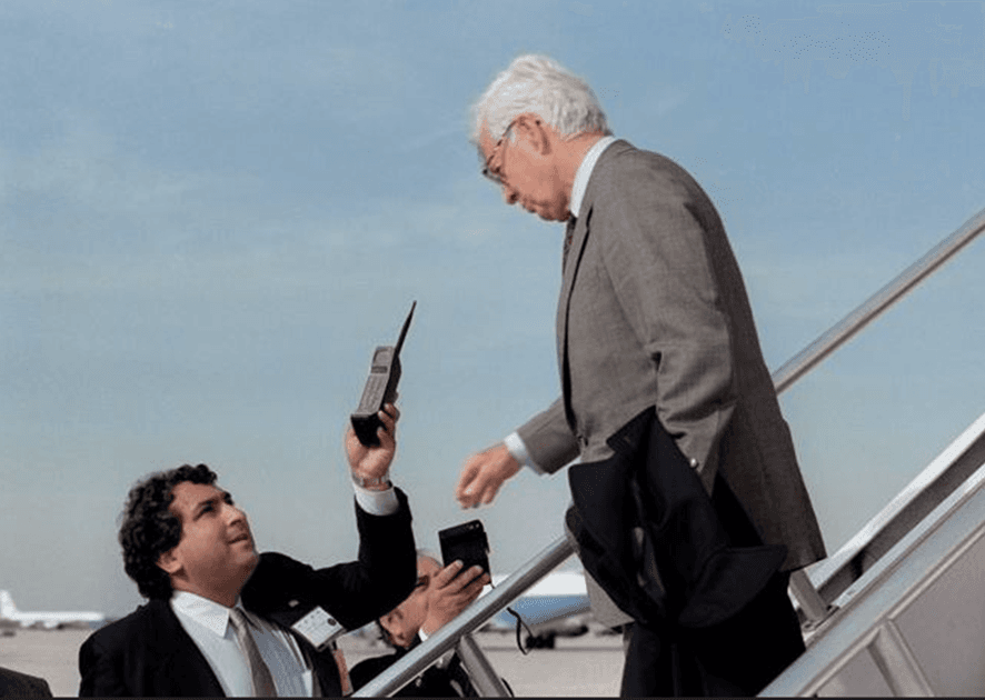 El presidente de Colombia Virgilio Barco al final de su visita al presidente Bush en abril de 1989.