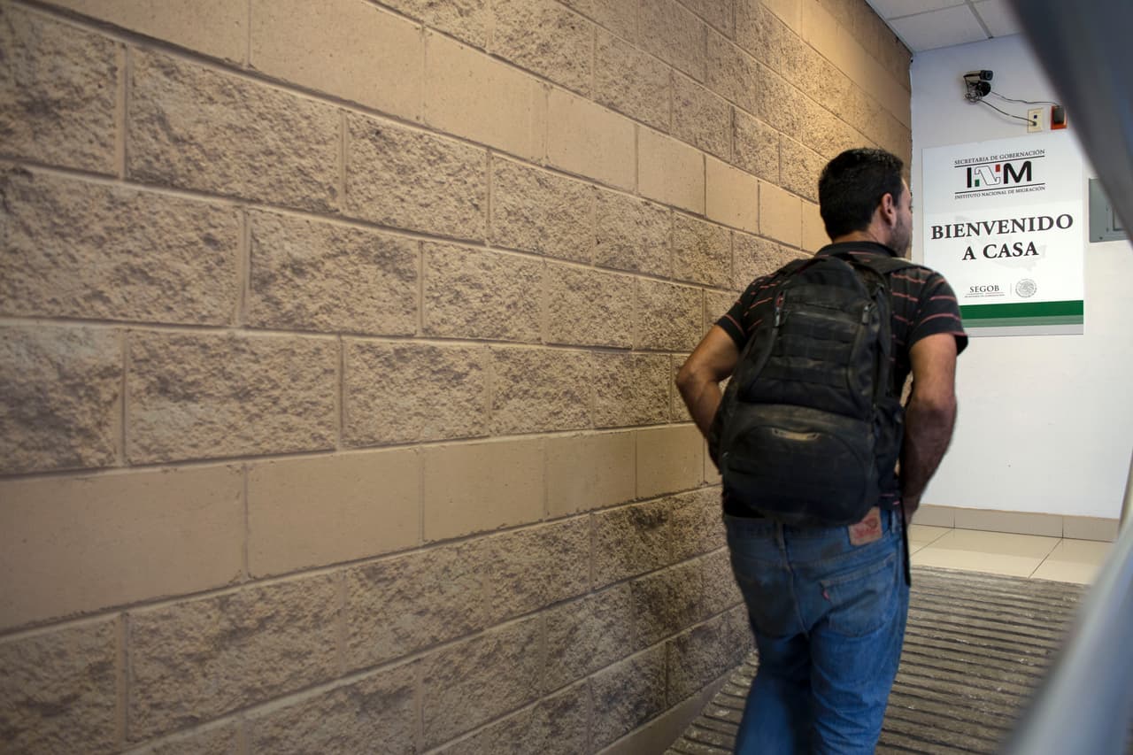 Un mexicano deportado camina en un centro de repatriación en Tijuana