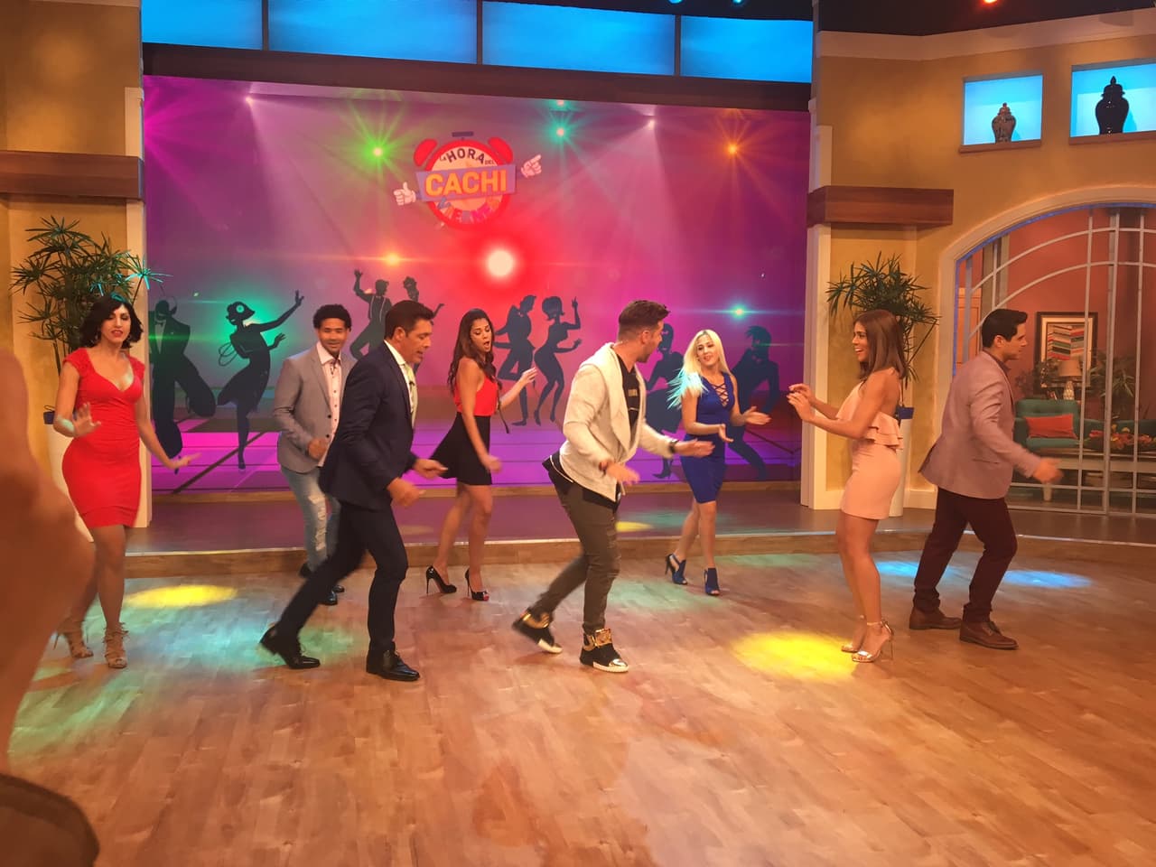 Cachi Viernes de mover el cuerpo y presumir los mejores pasos.