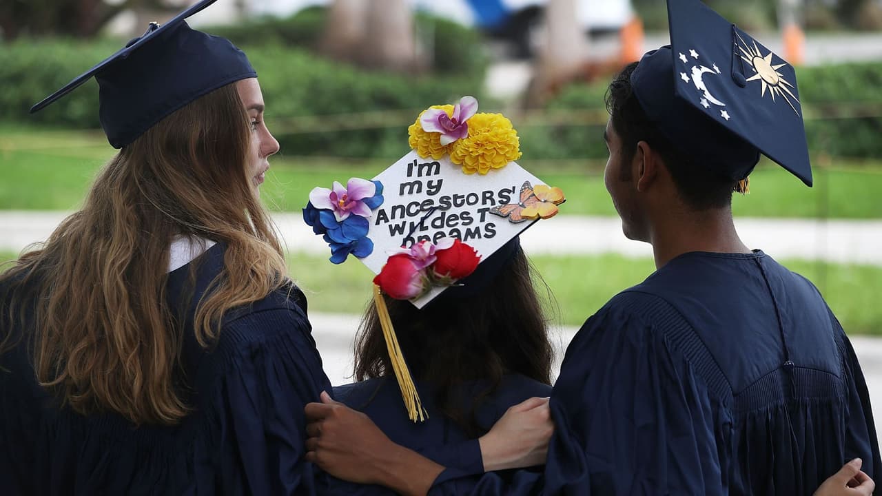 Florida permitirá que estudiantes de último año de secundaria se gradúen sin presentar exámenes estatales