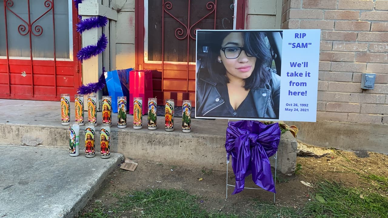 Familiares, vecinos y amistades de 
<a href="https://www.univision.com/local/san-antonio-kwex/edicion-digital-san-antonio/familia-de-mujer-asesinada-frente-a-sus-tres-hijos-en-san-antonio-pide-justicia-video">Samantha López </a> realizaron una vigilia en el lugar donde fue asesinada, presuntamente, a manos de su expareja.