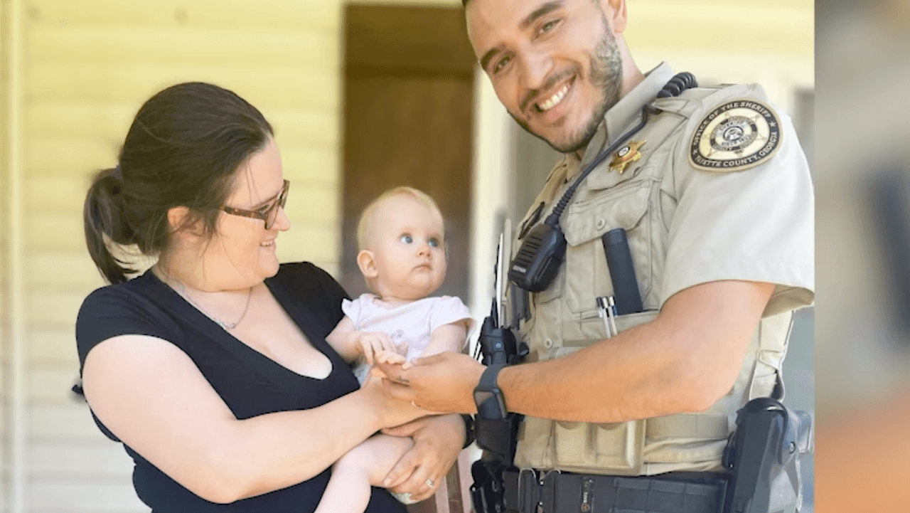 Oficial acude al rescate de una mamá que dejó las llaves y a su bebé de 8 meses dentro del auto en Georgia 