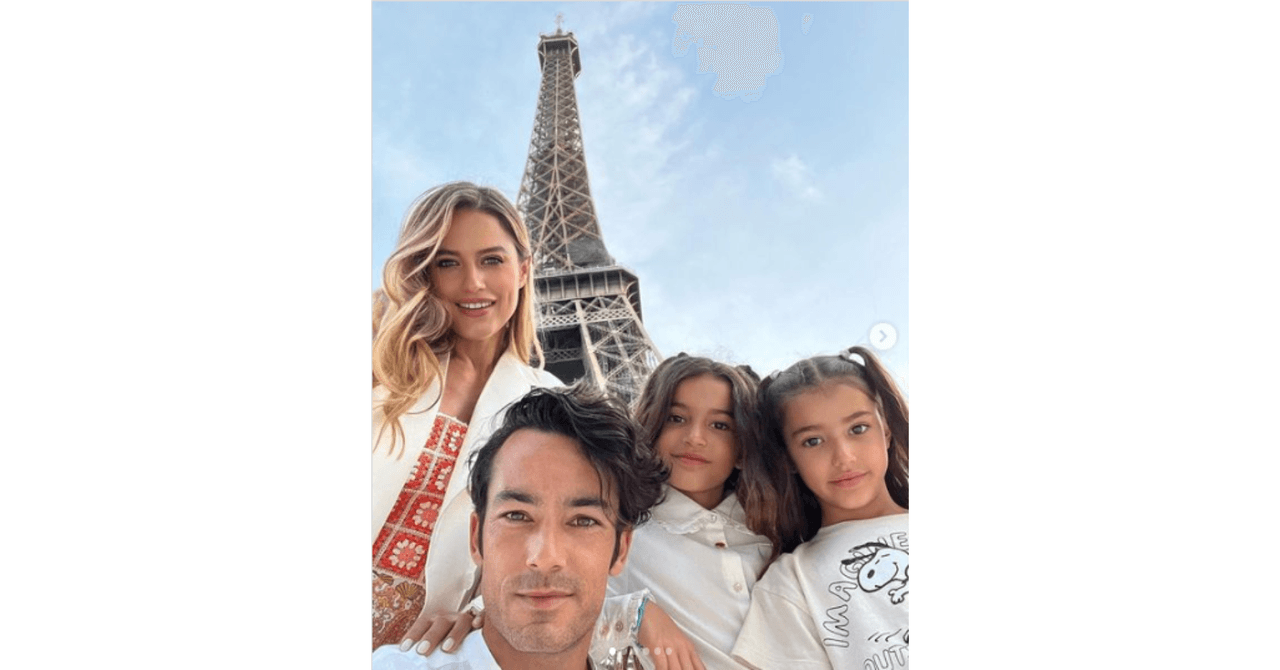 Aaron Díaz con su esposa e hijas