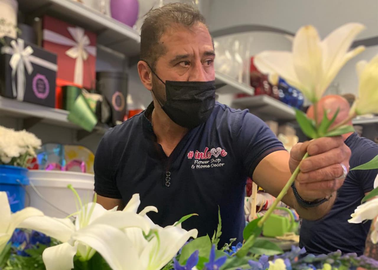 Floristas reinventados: las ventas que el coronavirus les quitó, devolvió con creces en funerales y hospitalizaciones