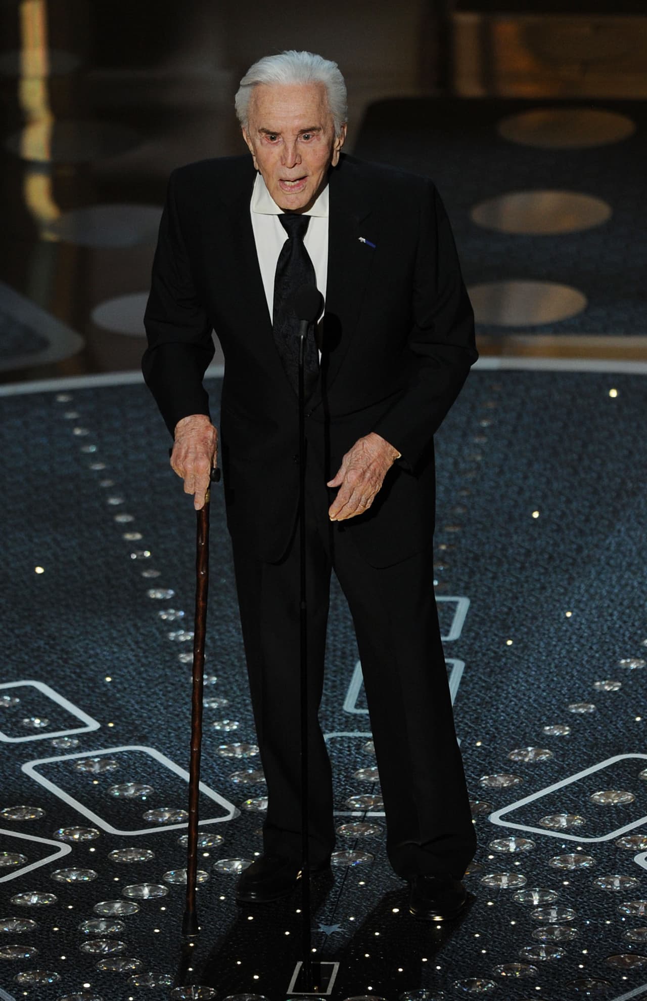 En este drama cómico una familia disfuncional intenta acercarse los unos a los otros mientras más y más problemas comienzan a surgir.