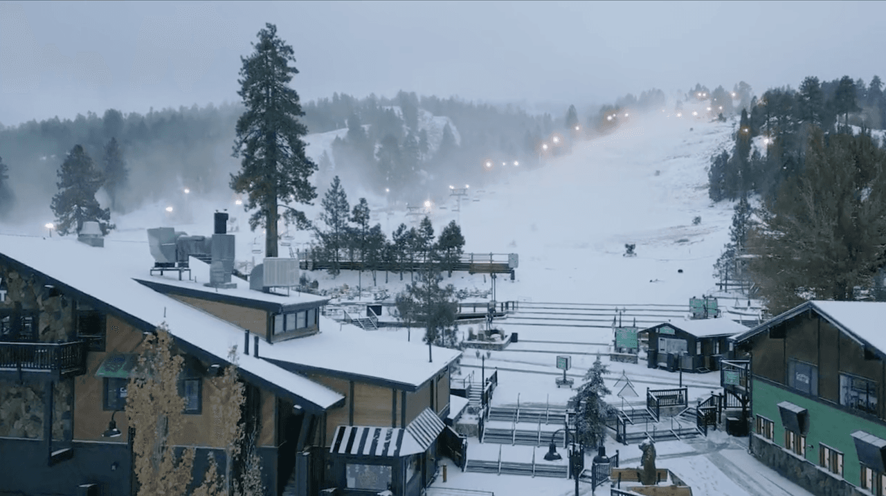 La nieve acumulada en las montañas de Big Bear, superaron niveles históricos. Tras las fuertes tormentas, las autoridades de San Bernardino confirman que las vías están abiertas al público. Sin embargo, debes considerar traer cadenas para tu vehículo.