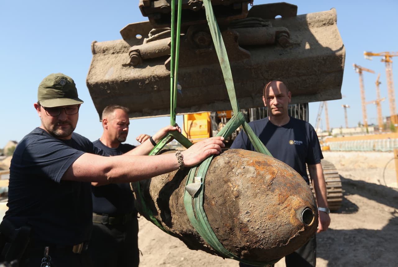 La bomba fue descubierta durante unas obras de construcción cerca de la estación central de trenes en el corazón de Berlín. Además de la estación, fueron evacuados un hospital y el Ministerio de Economía alemán.
