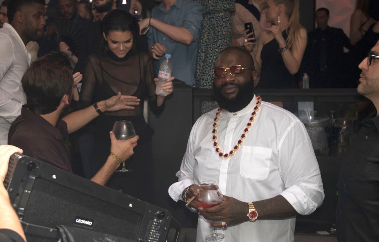 Vimos que Kendall sólo tomó agua, pero Scott sí se echó sus copitas.