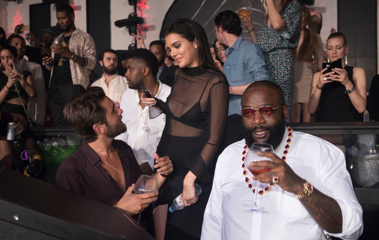 Tal vez se mensajeaba con su hermana Kourtney.