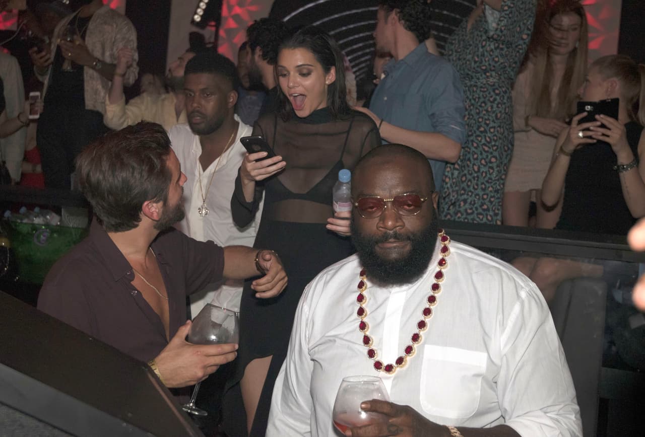 Un mensajito le hizo poner cara de sorpresa.