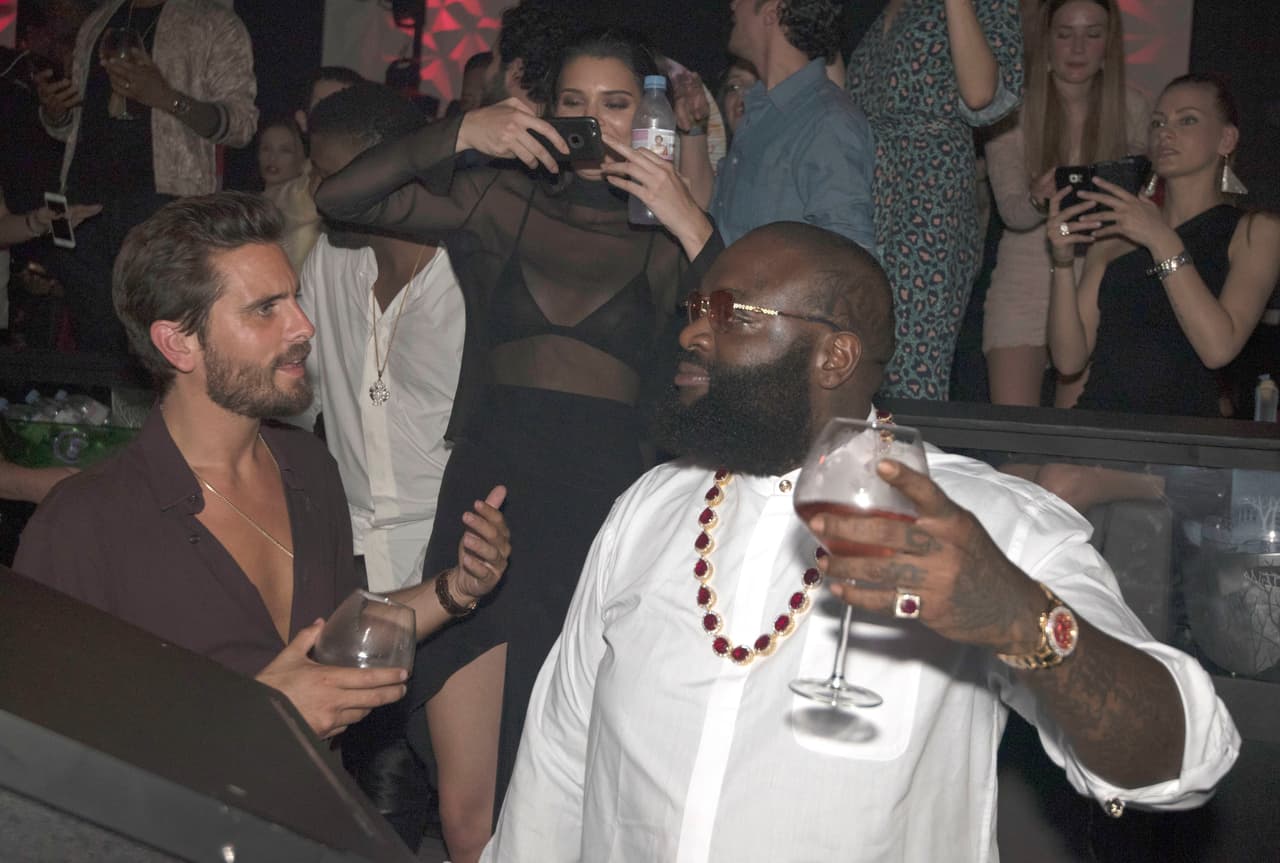 Al parecer las Kardashian lo tienen bien vigilado.