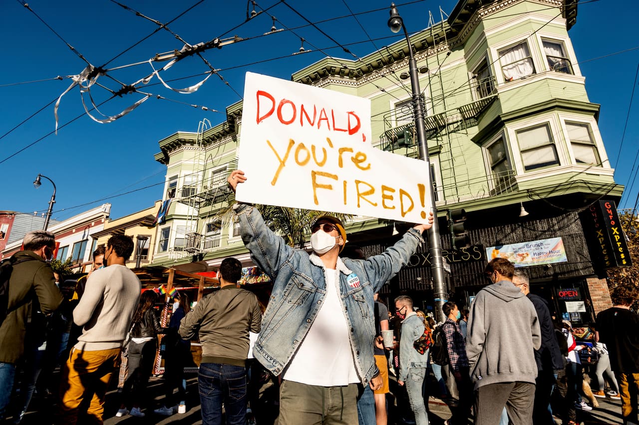 Mientras 
<a href="https://www.univision.com/noticias/elecciones-en-eeuu-2020/trump-no-va-a-llamar-a-biden-para-felicitarlo-el-presidente-se-rehusa-a-reconocer-el-triunfo-democrata">Donald Trump se niega a reconocer su derrota</a>, el presidente electo, Joe Biden, y la vicepresidenta electa, Kamala Harris, ya han activado públicamente sus planes para la transición al gobierno del país y este domingo han estrenado una nueva página web y cuentas redes sociales para informar sobre el proceso de transición.