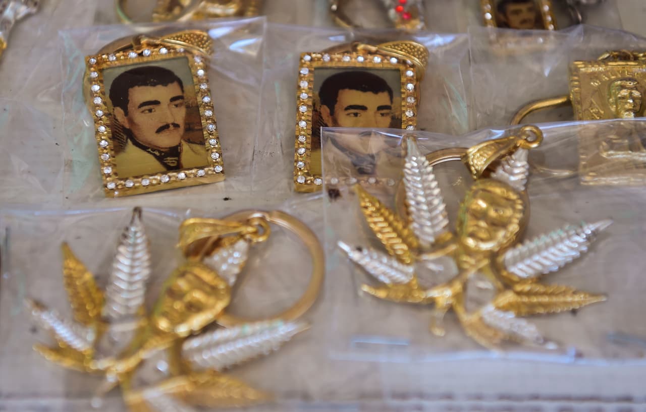 En el norte de México, precisamente en Culiacán, Sinaloa, se venera al 'santo' Jesús Malverde (conocido como el santo de los narcos). En su capilla se venden escapularios, medallas y otros souvenirs con su figura.