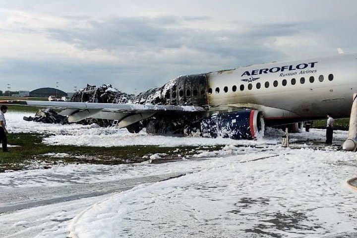 Así quedó el avión de Aeroflot después de haber sido apagado el incendio en la parte posterior.
