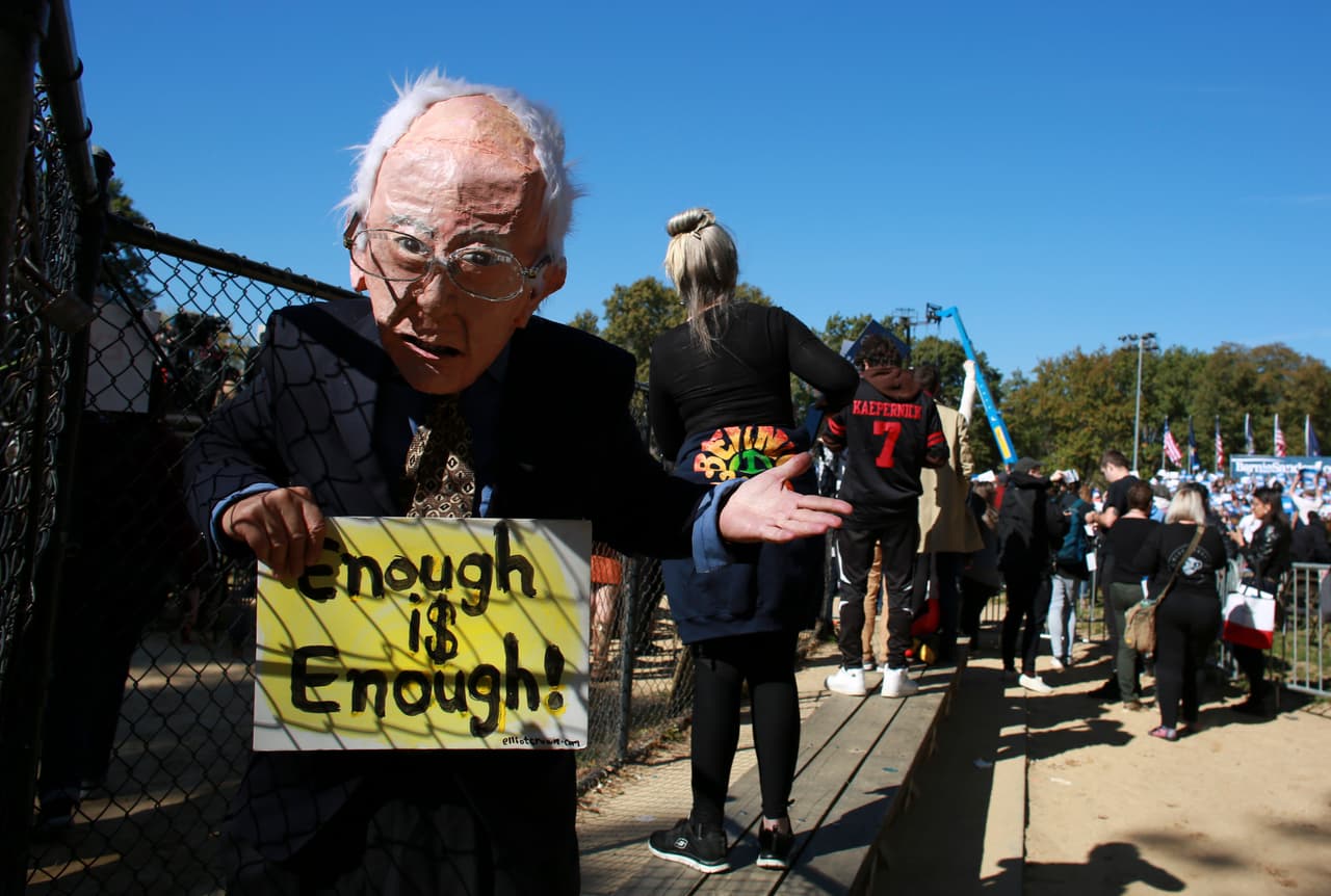 Los fans de Bernie muestran su apoyo con coloridos disfraces