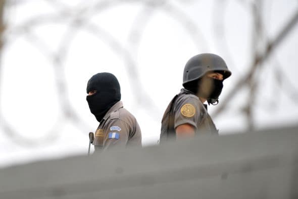 Ante la amenaza de los cárteles del narcotráfico, "debemos unirnos para golpearlos, dominarlos y reducirlos al mínimo", dijo Colom en una entrevista concedida al diario "El Universal" de México.