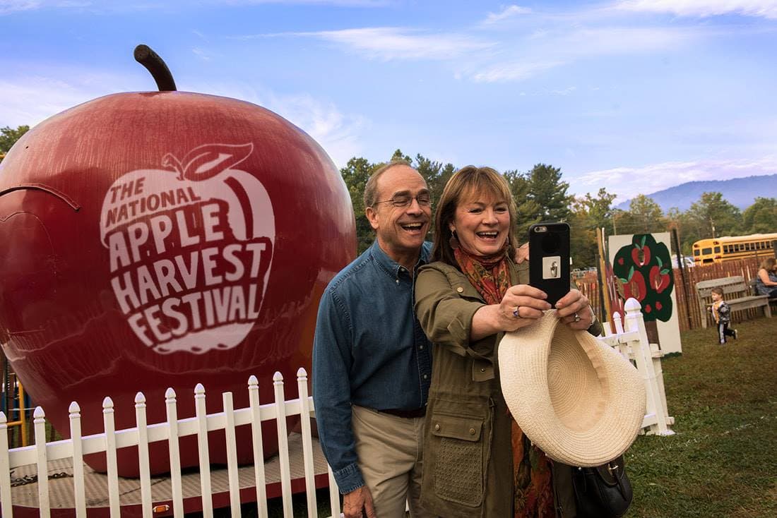 <b><a href="https://www.appleharvest.com/ " target="_blank">NATIONAL APPLE HARVEST FESTIVAL (2 y 3, 9 y 10 de octubre)</a></b>: El festival se lleva a cabo cerca de Biglerville a principios de octubre y celebra esta deliciosa fruta. Los visitantes pueden probar una variedad de alimentos, bebidas y productos a base de manzana mientras se encuentran en los terrenos del festival. También hay cientos de otros proveedores, música en vivo y demostraciones.
