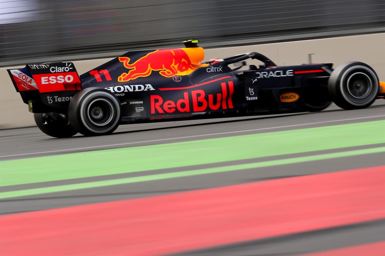 Tras una carrera muy dramática en el Gran Premio de Baku, el mexicano Sergio 'Checo' Pérez se lleva la carrera en la Formula 1 y consigue su segundo podio en su carrera. El piloto de Red Bull comparte el podio con Sebastian Vettel y Pierre Gasly. Max Verstappen abanonó la carrera tras ser puntero por una llanta reventada y Hamilton abandonó la carrera.