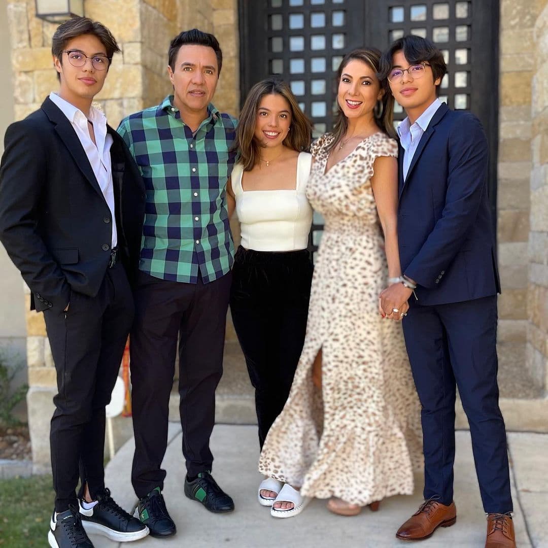 En cambio, a Alejandro, el menor le gusta mucho el fútbol. 
<br>